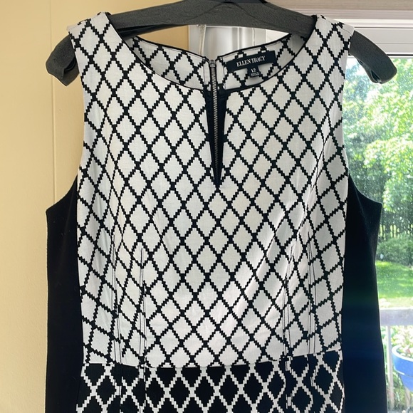 Ellen Tracy black and white print dress, split neck and exposed zipper. Size 12 - Picture 3 of 5